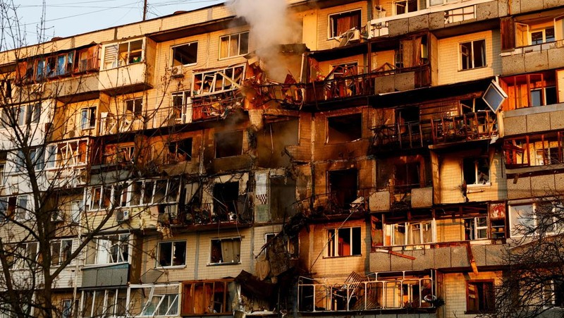 Sebuah drone meledak saat serangan rudal dan drone Rusia, di tengah serangan Rusia terhadap Ukraina, di Kyiv, Ukraina, 14 November 2025. REUTERS/Gleb Garanich