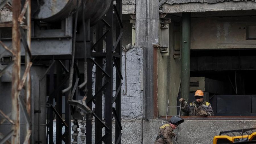 Pembangkit listrik tenaga termal yang rusak akibat serangan rudal Rusia baru-baru ini, di tengah serangan Rusia terhadap Ukraina, di lokasi yang dirahasiakan di Ukraina, 13 November 2025. REUTERS/Gleb Garanich