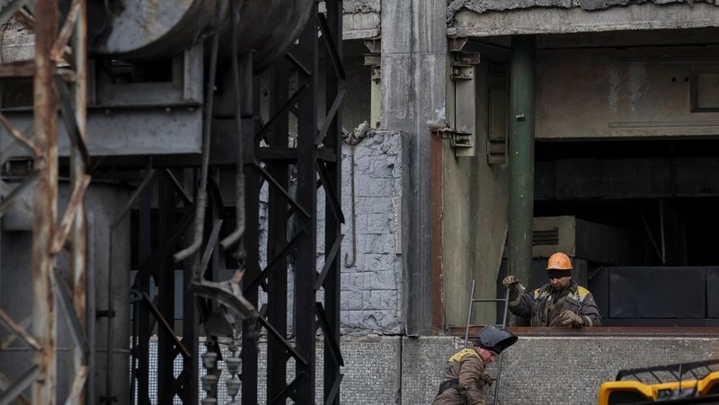 Pembangkit listrik tenaga termal yang rusak akibat serangan rudal Rusia baru-baru ini, di tengah serangan Rusia terhadap Ukraina, di lokasi yang dirahasiakan di Ukraina, 13 November 2025. REUTERS/Gleb Garanich