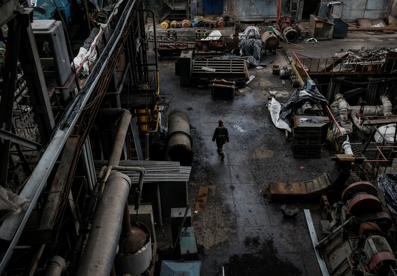 Pembangkit listrik tenaga termal yang rusak akibat serangan rudal Rusia baru-baru ini, di tengah serangan Rusia terhadap Ukraina, di lokasi yang dirahasiakan di Ukraina, 13 November 2025. REUTERS/Gleb Garanich