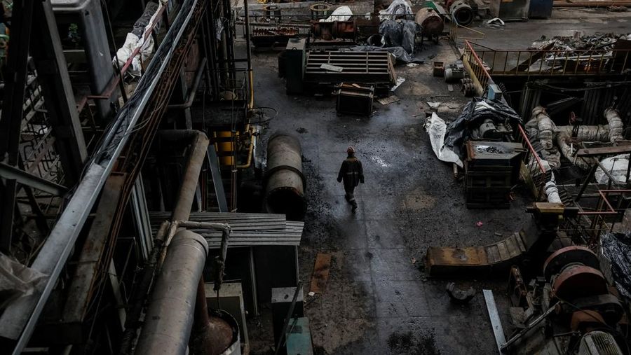 Pembangkit listrik tenaga termal yang rusak akibat serangan rudal Rusia baru-baru ini, di tengah serangan Rusia terhadap Ukraina, di lokasi yang dirahasiakan di Ukraina, 13 November 2025. REUTERS/Gleb Garanich