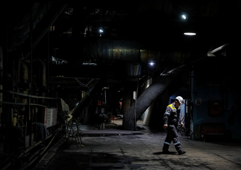 Pembangkit listrik tenaga termal yang rusak akibat serangan rudal Rusia baru-baru ini, di tengah serangan Rusia terhadap Ukraina, di lokasi yang dirahasiakan di Ukraina, 13 November 2025. REUTERS/Gleb Garanich