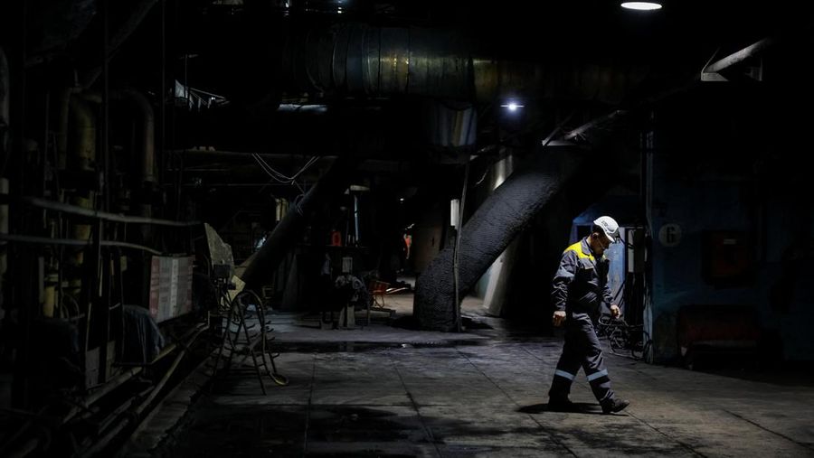 Pembangkit listrik tenaga termal yang rusak akibat serangan rudal Rusia baru-baru ini, di tengah serangan Rusia terhadap Ukraina, di lokasi yang dirahasiakan di Ukraina, 13 November 2025. REUTERS/Gleb Garanich