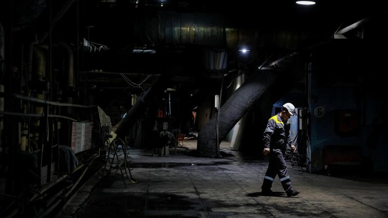 Pembangkit listrik tenaga termal yang rusak akibat serangan rudal Rusia baru-baru ini, di tengah serangan Rusia terhadap Ukraina, di lokasi yang dirahasiakan di Ukraina, 13 November 2025. REUTERS/Gleb Garanich