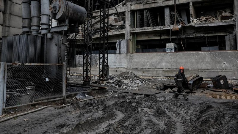 Pembangkit listrik tenaga termal yang rusak akibat serangan rudal Rusia baru-baru ini, di tengah serangan Rusia terhadap Ukraina, di lokasi yang dirahasiakan di Ukraina, 13 November 2025. REUTERS/Gleb Garanich