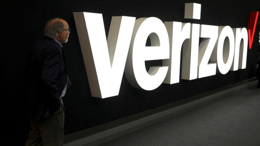 FOTO FILE: Seorang pria berdiri di samping logo Verizon di Mobile World Congress di Barcelona, ​​Spanyol, 26 Februari 2019. REUTERS/Sergio Perez/Foto File