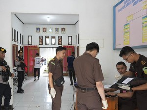 Jaksa Geledah Kantor BKPSDM Flores Timur, 1.297 Dokumen Disita!