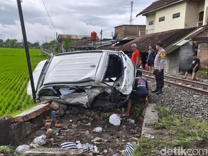 Mobil Perias Pengantin Tertabrak KA Batara Kresna di Begajah Sukoharjo