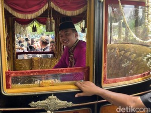 Senyum Lebar PB XIV Purbaya di Dalam Kereta Garuda Kencana Usai Jumenengan