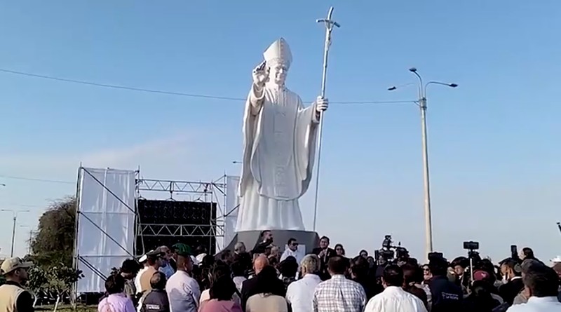 Peru meresmikan patung setinggi lima meter untuk menghormati Paus Leo XIV. (Tangkapan Layar Video/REUTERS)