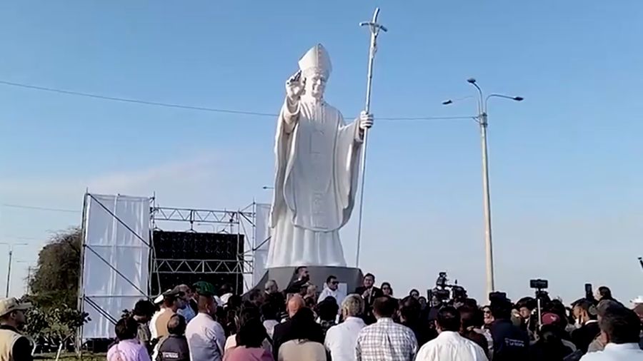 Peru meresmikan patung setinggi lima meter untuk menghormati Paus Leo XIV. (Tangkapan Layar Video/REUTERS)