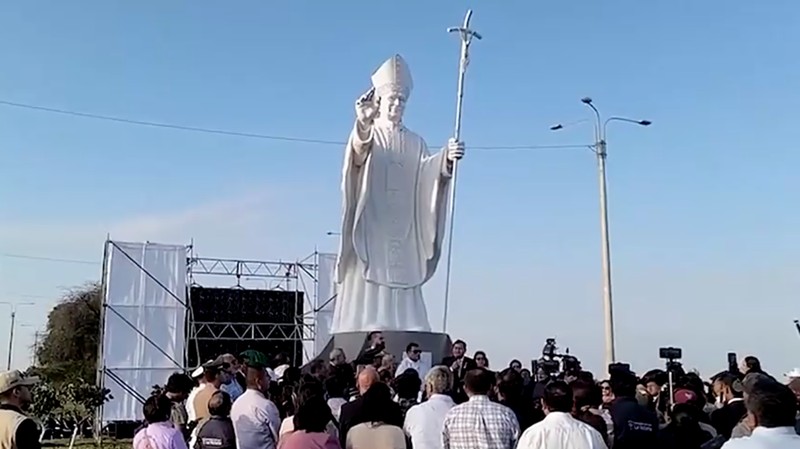 Peru meresmikan patung setinggi lima meter untuk menghormati Paus Leo XIV. (Tangkapan Layar Video/REUTERS)