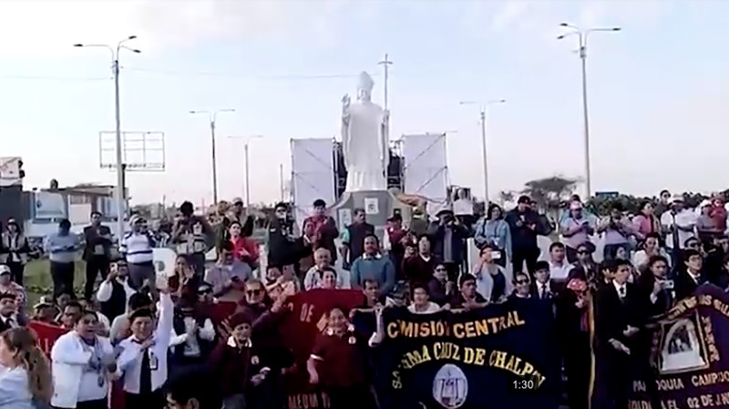 Peru meresmikan patung setinggi lima meter untuk menghormati Paus Leo XIV. (Tangkapan Layar Video/REUTERS)