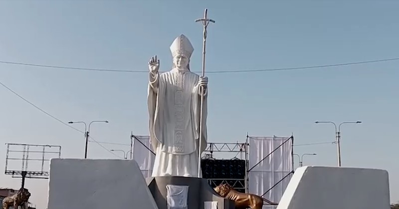 Peru meresmikan patung setinggi lima meter untuk menghormati Paus Leo XIV. (Tangkapan Layar Video/REUTERS)