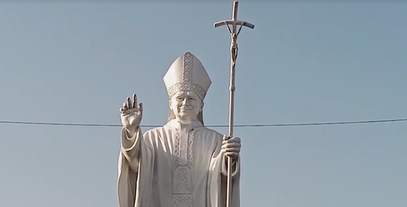 Peru meresmikan patung setinggi lima meter untuk menghormati Paus Leo XIV. (Tangkapan Layar Video/REUTERS)
