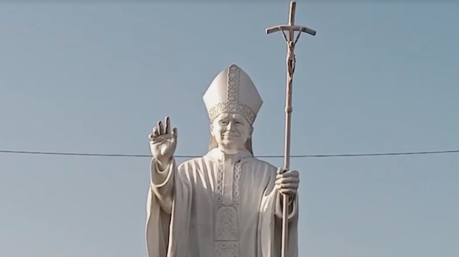 Peru meresmikan patung setinggi lima meter untuk menghormati Paus Leo XIV. (Tangkapan Layar Video/REUTERS)