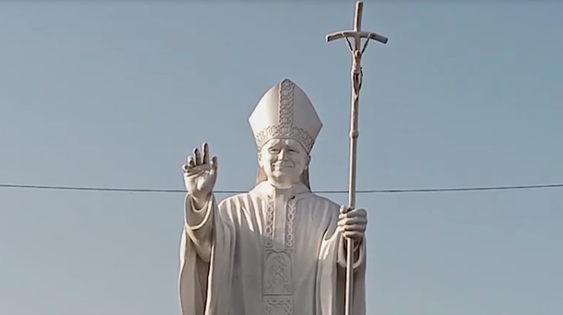 Peru meresmikan patung setinggi lima meter untuk menghormati Paus Leo XIV. (Tangkapan Layar Video/REUTERS)