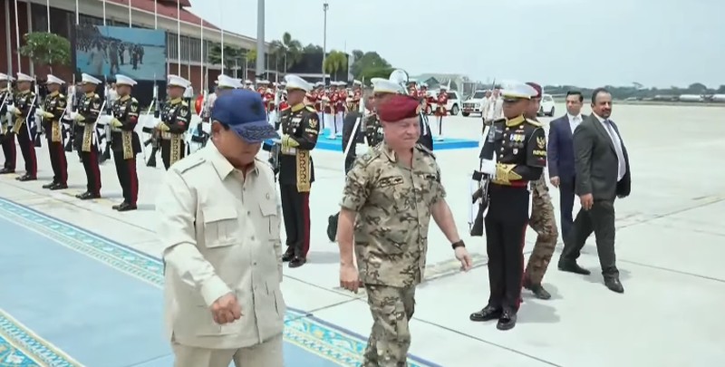 Presiden Prabowo Subainto antar kepulangan Raja Kerajaan Yordania Raja Abdullah II ibn Al Hussein di Landu Halim Perdanakusuma, Jakarta, Sabtu (15/11/22025). (BPMI Setpres/Muchlis Jr)
