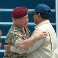 Momen Pelukan Hangat Prabowo dan Raja Yordania di Lanud Halim