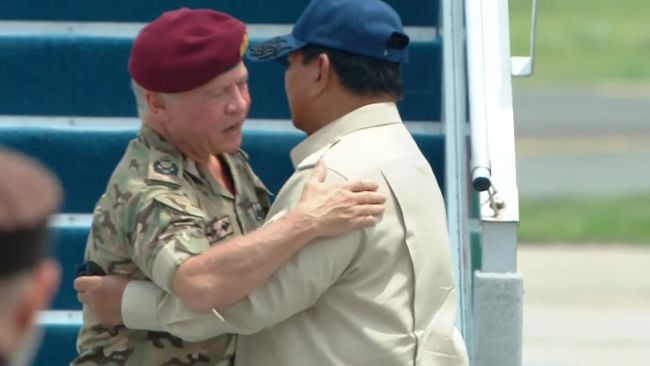 Pelukan Perpisahan Prabowo dan Raja Yordania di Lanud Halim