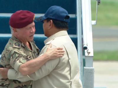 Pelukan Perpisahan Prabowo dan Raja Yordania di Lanud Halim