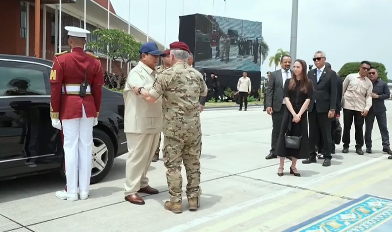 Presiden Prabowo Subainto antar kepulangan Raja Kerajaan Yordania Raja Abdullah II ibn Al Hussein di Landu Halim Perdanakusuma, Jakarta, Sabtu (15/11/22025). (BPMI Setpres/Muchlis Jr)