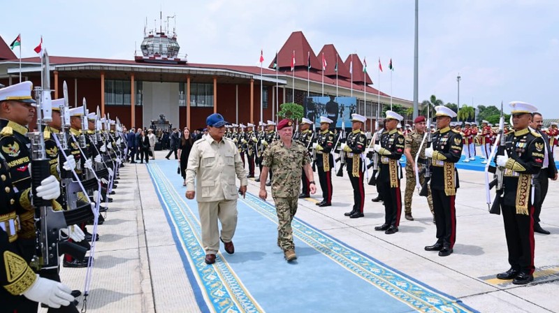 Presiden Prabowo Subainto antar kepulangan Raja Kerajaan Yordania Raja Abdullah II ibn Al Hussein di Landu Halim Perdanakusuma, Jakarta, Sabtu (15/11/22025). (BPMI Setpres/Muchlis Jr)