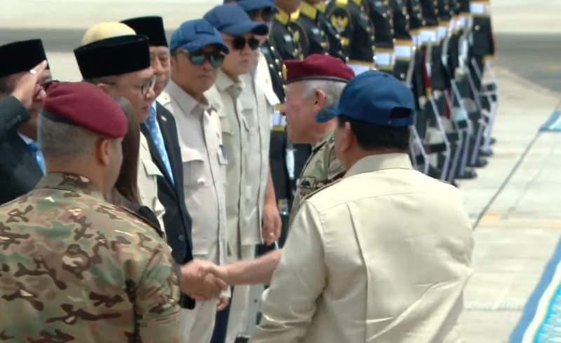 Presiden Prabowo Subainto antar kepulangan Raja Kerajaan Yordania Raja Abdullah II ibn Al Hussein di Landu Halim Perdanakusuma, Jakarta, Sabtu (15/11/22025). (BPMI Setpres/Muchlis Jr)