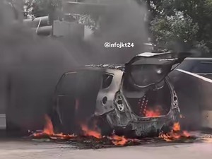 Mobil Honda Jazz Terbakar di Tol JORR Jatiasih, Damkar Turun Tangan