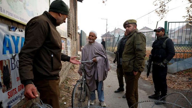 Suasana pasca terjadi ledakan pada kantor polisi di Kashmir, India, Sabtu (15/11/2025). (REUTERS/Sharafat Ali)