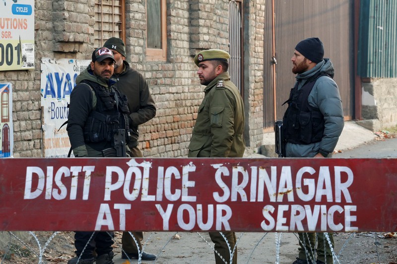 Suasana pasca terjadi ledakan pada kantor polisi di Kashmir, India, Sabtu (15/11/2025). (REUTERS/Sharafat Ali)