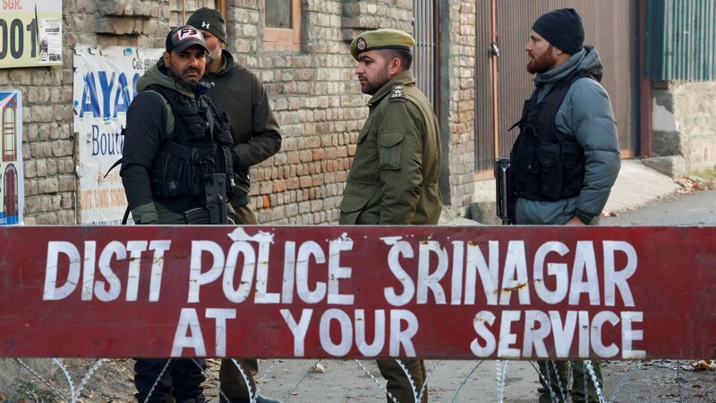 Suasana pasca terjadi ledakan pada kantor polisi di Kashmir, India, Sabtu (15/11/2025). (REUTERS/Sharafat Ali)