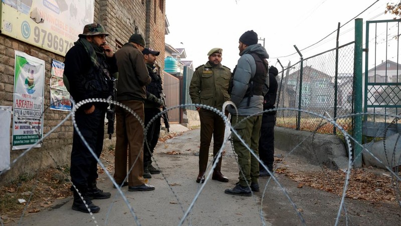 Suasana pasca terjadi ledakan pada kantor polisi di Kashmir, India, Sabtu (15/11/2025). (REUTERS/Sharafat Ali)