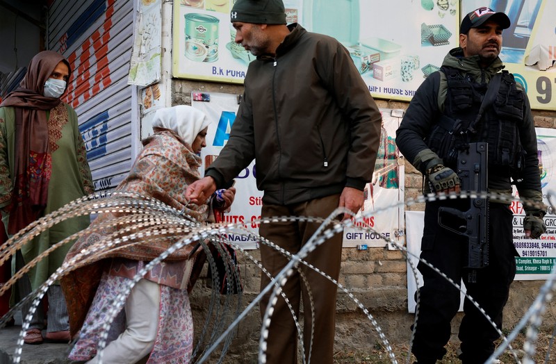 Suasana pasca terjadi ledakan pada kantor polisi di Kashmir, India, Sabtu (15/11/2025). (REUTERS/Sharafat Ali)