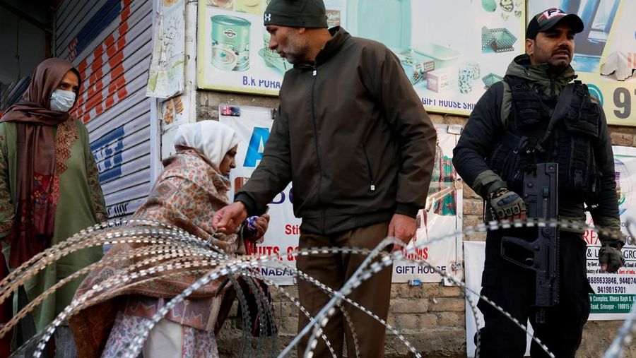 Suasana pasca terjadi ledakan pada kantor polisi di Kashmir, India, Sabtu (15/11/2025). (REUTERS/Sharafat Ali)