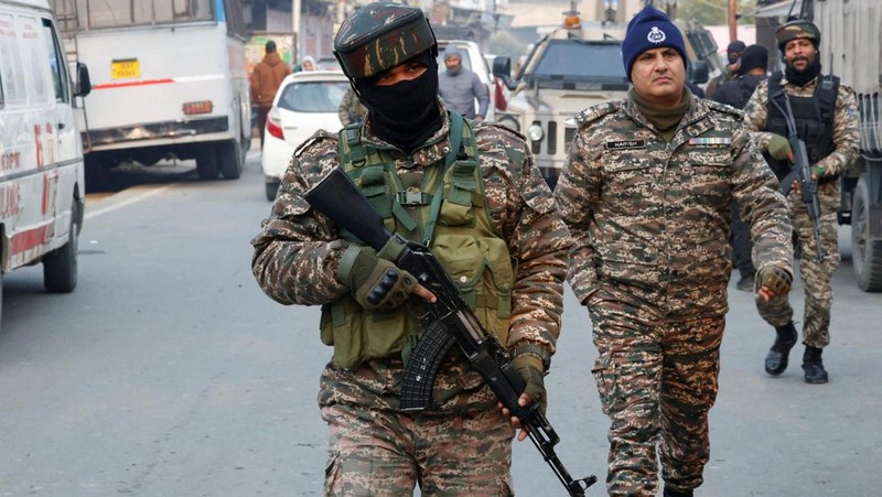 Suasana pasca terjadi ledakan pada kantor polisi di Kashmir, India, Sabtu (15/11/2025). (REUTERS/Sharafat Ali)