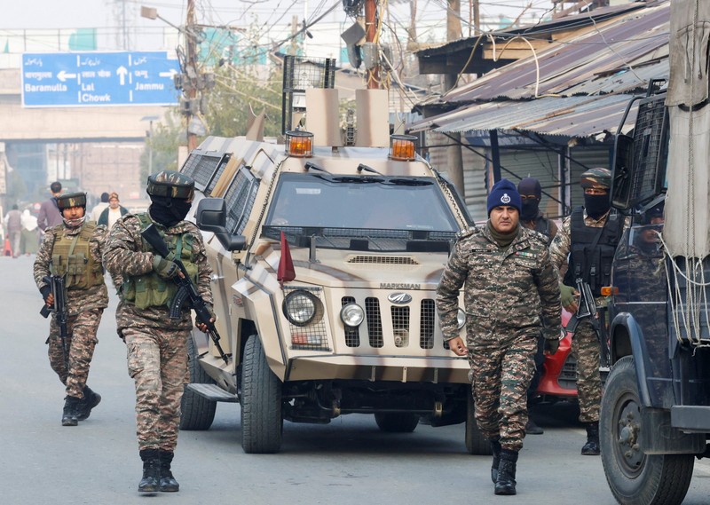 Suasana pasca terjadi ledakan pada kantor polisi di Kashmir, India, Sabtu (15/11/2025). (REUTERS/Sharafat Ali)