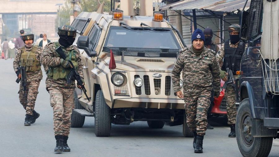 Suasana pasca terjadi ledakan pada kantor polisi di Kashmir, India, Sabtu (15/11/2025). (REUTERS/Sharafat Ali)