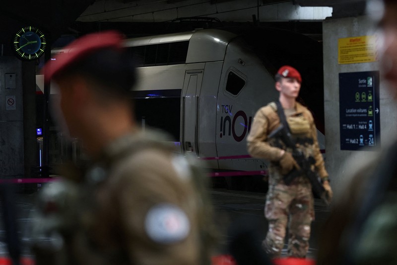 Tentara Prancis dari Operasi Sentinelle mengamankan area di stasiun kereta Gare Montparnasse selama evakuasi di Paris, Prancis, 14 November 2025. (REUTERS/Stephane Mahe)