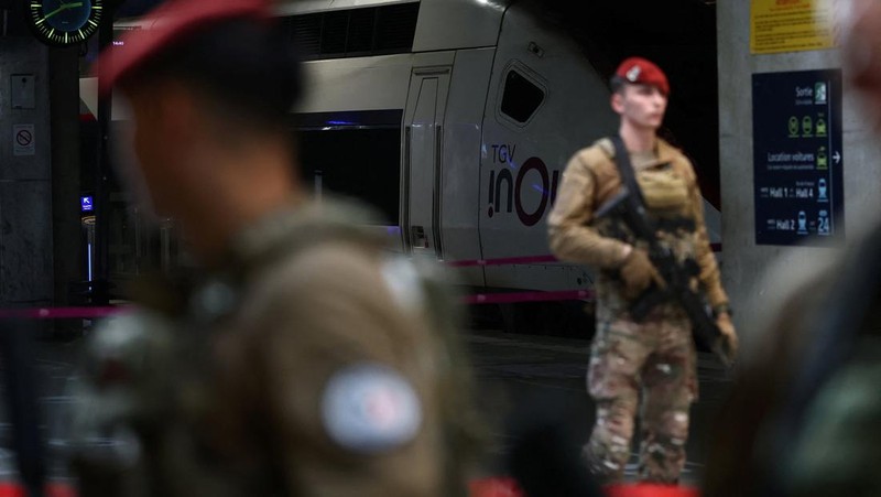 Tentara Prancis dari Operasi Sentinelle mengamankan area di stasiun kereta Gare Montparnasse selama evakuasi di Paris, Prancis, 14 November 2025. (REUTERS/Stephane Mahe)
