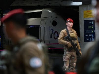 Pria Bawa Senjata Tajam ke Stasiun Kereta, Polisi Langsung Tembak