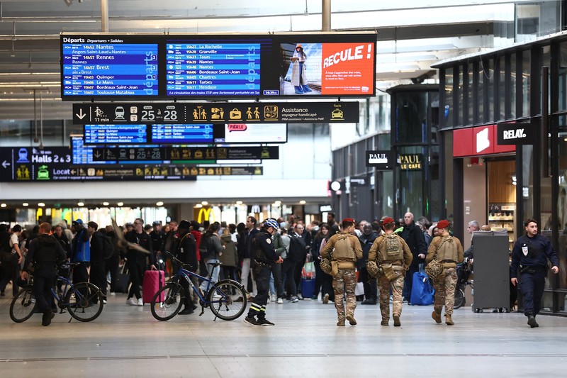 Tentara Prancis dari Operasi Sentinelle mengamankan area di stasiun kereta Gare Montparnasse selama evakuasi di Paris, Prancis, 14 November 2025. (REUTERS/Stephane Mahe)