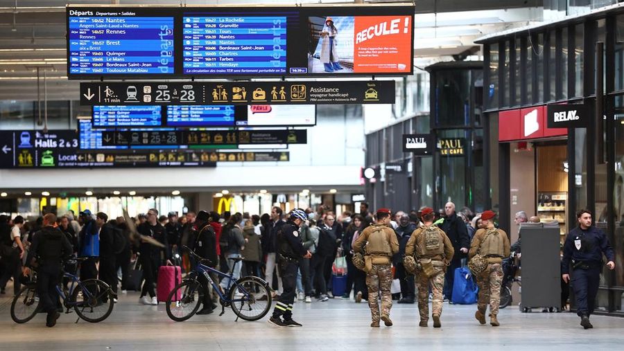 Tentara Prancis dari Operasi Sentinelle mengamankan area di stasiun kereta Gare Montparnasse selama evakuasi di Paris, Prancis, 14 November 2025. (REUTERS/Stephane Mahe)