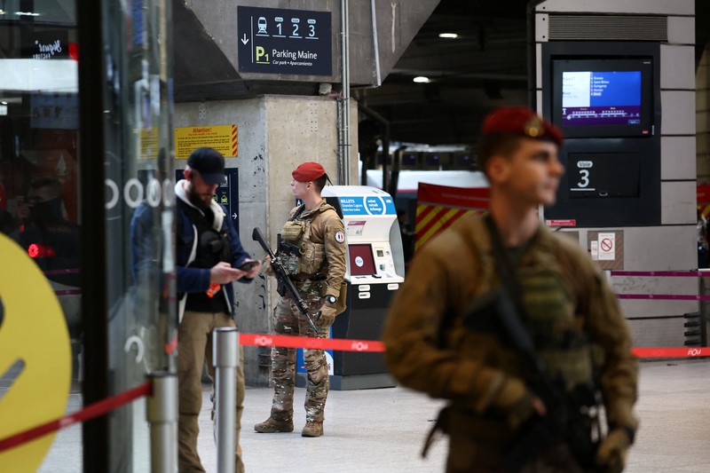 Tentara Prancis dari Operasi Sentinelle mengamankan area di stasiun kereta Gare Montparnasse selama evakuasi di Paris, Prancis, 14 November 2025. (REUTERS/Stephane Mahe)