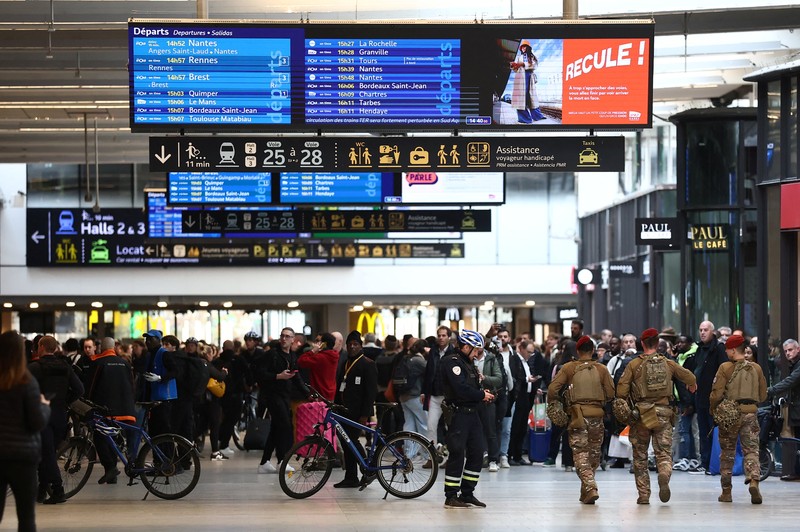 Tentara Prancis dari Operasi Sentinelle mengamankan area di stasiun kereta Gare Montparnasse selama evakuasi di Paris, Prancis, 14 November 2025. (REUTERS/Stephane Mahe)