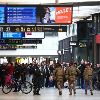 Potret Mencekam Usai Polisi Tembak dan Tusuk Pria di Stasiun Kereta