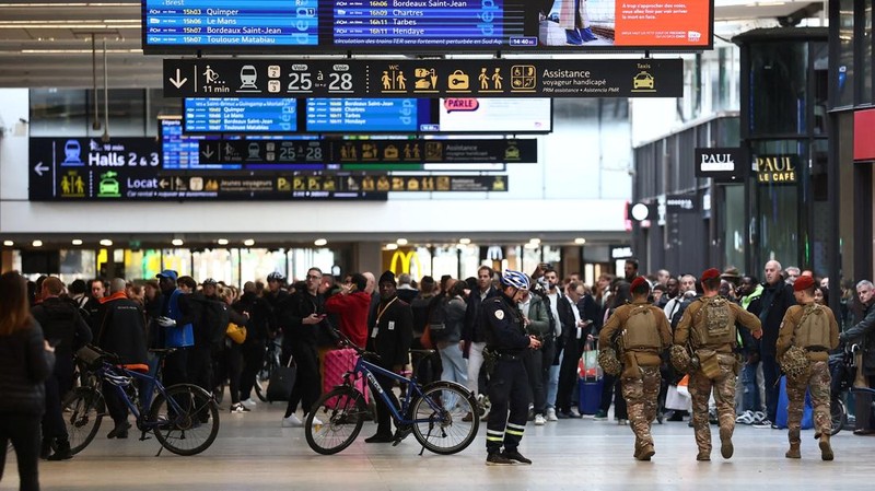 Tentara Prancis dari Operasi Sentinelle mengamankan area di stasiun kereta Gare Montparnasse selama evakuasi di Paris, Prancis, 14 November 2025. (REUTERS/Stephane Mahe)