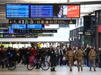 Potret Mencekam Usai Polisi Tembak dan Tusuk Pria di Stasiun Kereta