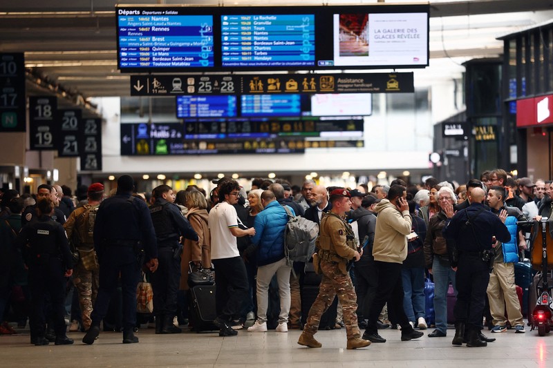 Tentara Prancis dari Operasi Sentinelle mengamankan area di stasiun kereta Gare Montparnasse selama evakuasi di Paris, Prancis, 14 November 2025. (REUTERS/Stephane Mahe)