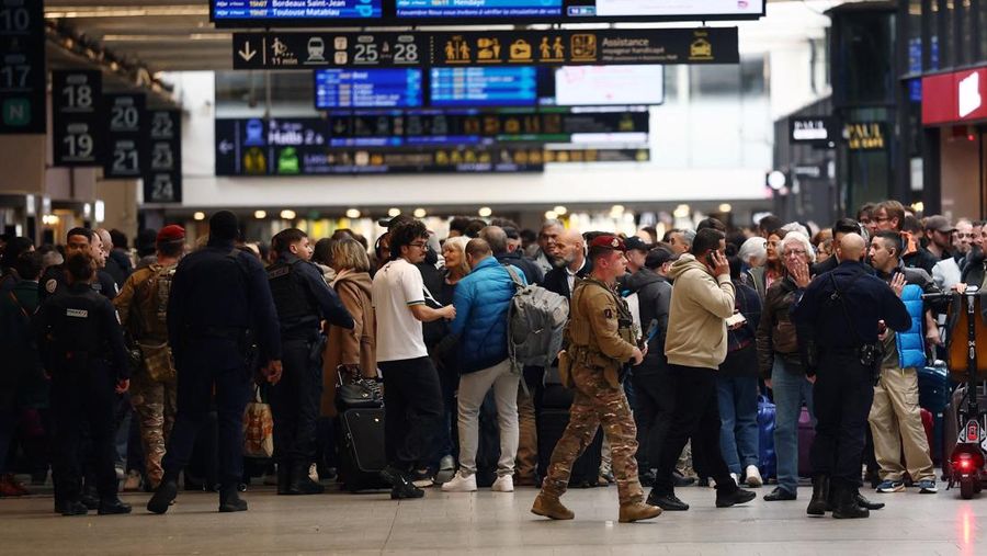 Tentara Prancis dari Operasi Sentinelle mengamankan area di stasiun kereta Gare Montparnasse selama evakuasi di Paris, Prancis, 14 November 2025. (REUTERS/Stephane Mahe)